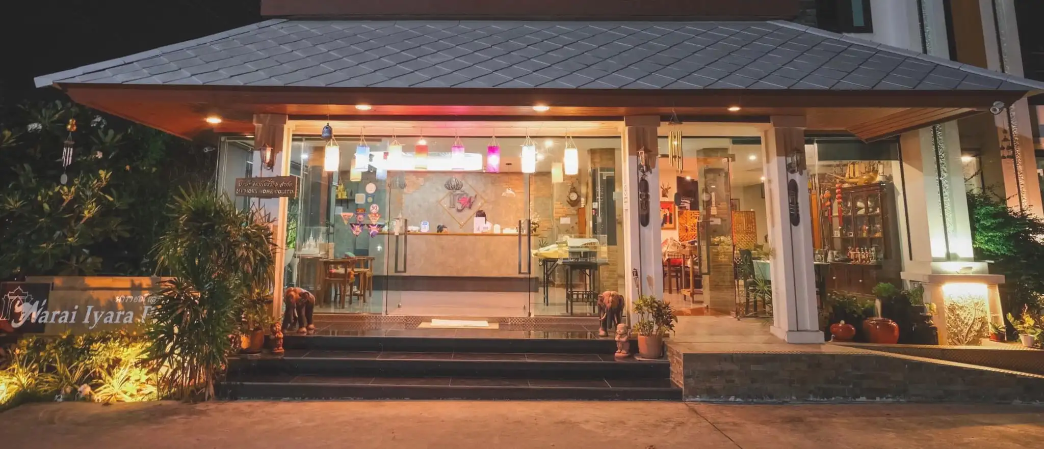 ทางเข้าโรงแรมนารายณ์ไอยรา พาเลซ ยามค่ำ เปิดไฟโคมสว่าง